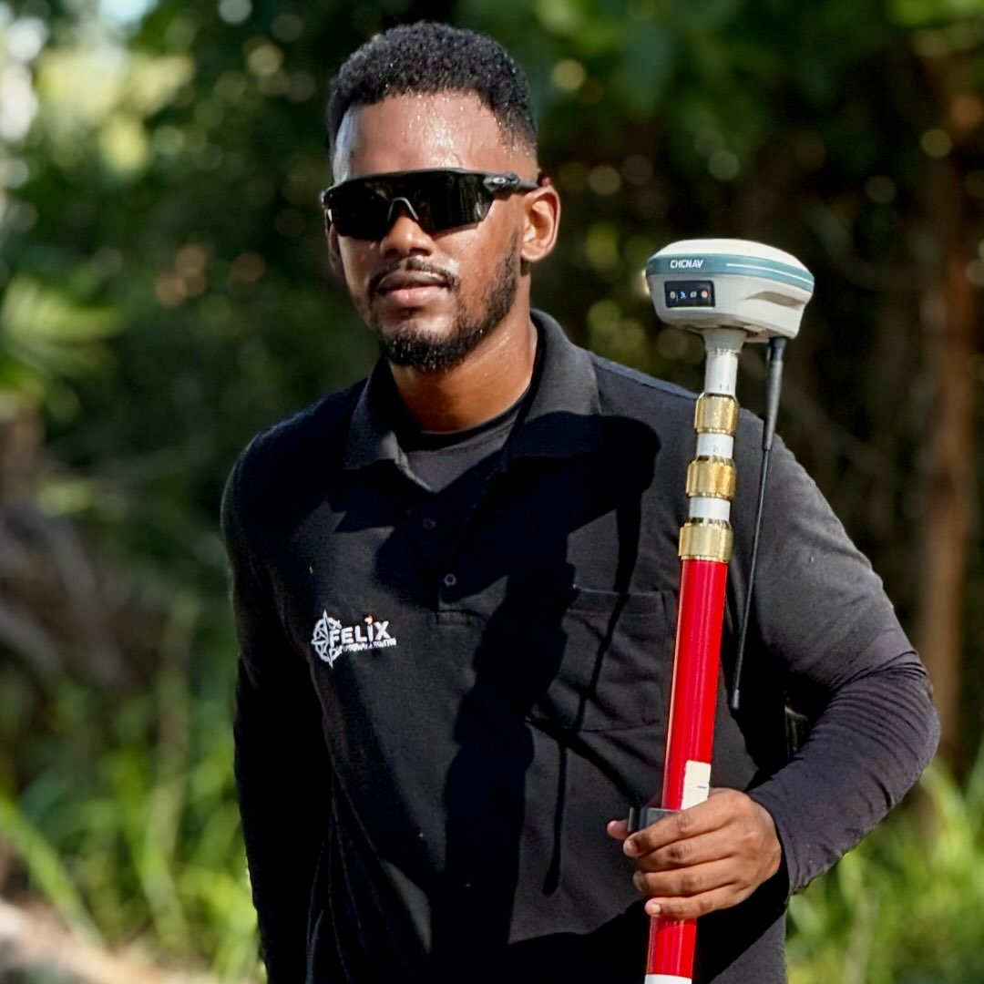 Profissional da Félix Topografia com equipamento de medição de precisão em campo