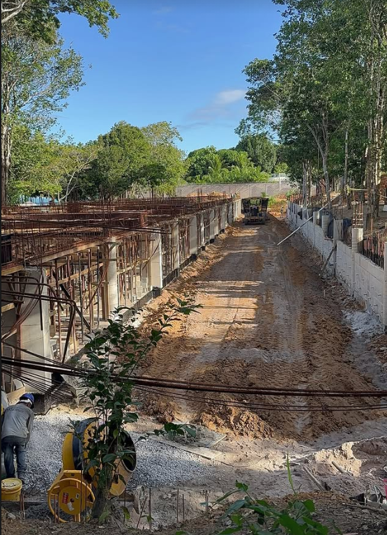 Locação e conferência de eixos em obra de grande porte.